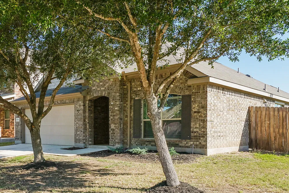 3 bed, 2.0 bath, 1804 sqft, $3,205 — Photo 3