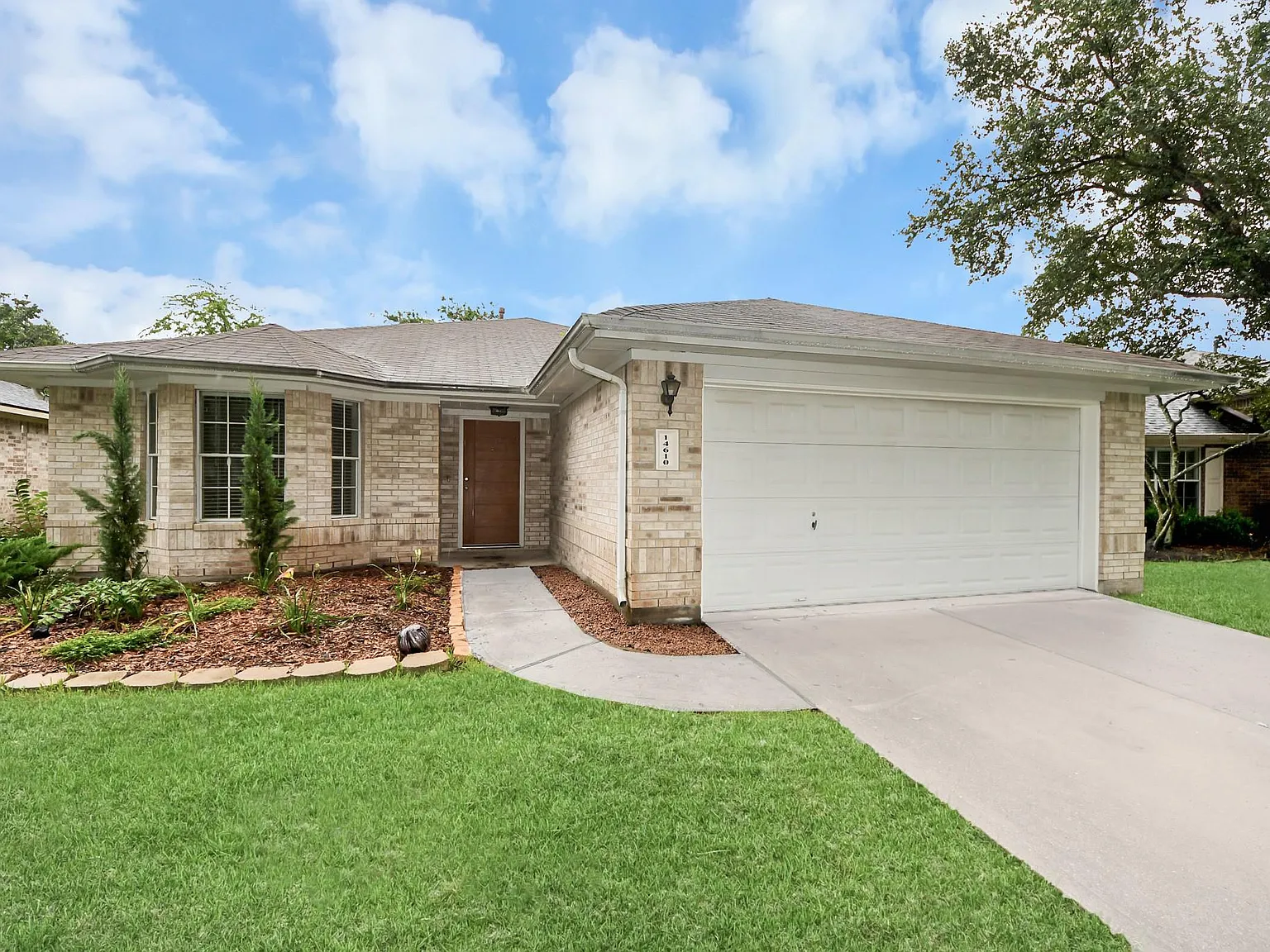 3 bed, 2.0 bath, 1734 sqft, $2,200 — Photo 2