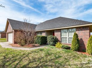 1405 S Deerfield Way, Fayetteville, AR 72701
