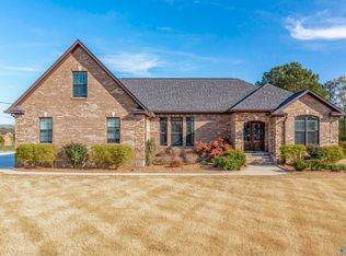 365 Creekside Cir, Gadsden, AL 35901
