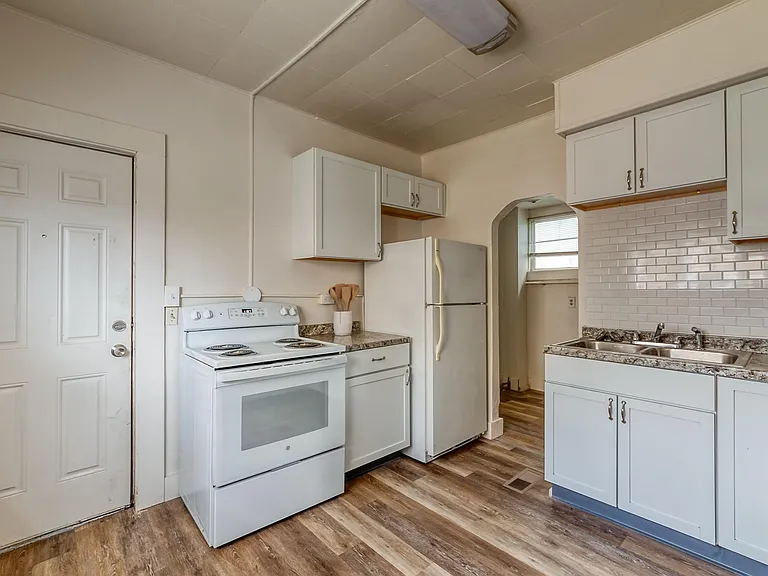 416 W Saginaw St — Photo 5