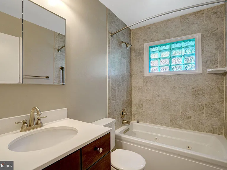 821 N Latham St — Photo 22
