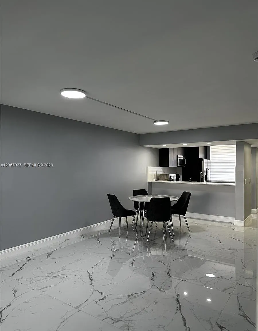 Condo 19 Of Whitehall Con — Photo 3