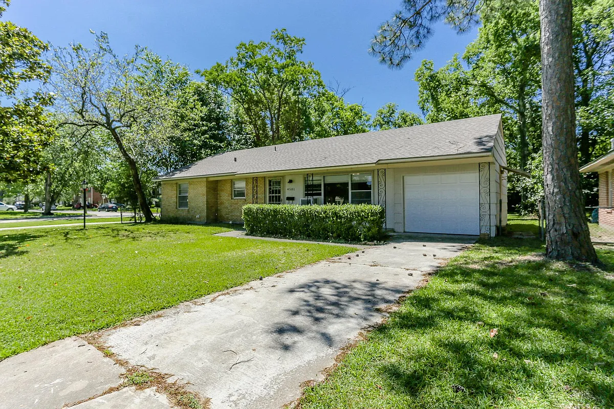 Front drive - 4501 Braeburn Dr