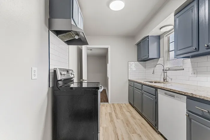 4 bed, 1.0 bath, 1320 sqft, $1,549 — Photo 4