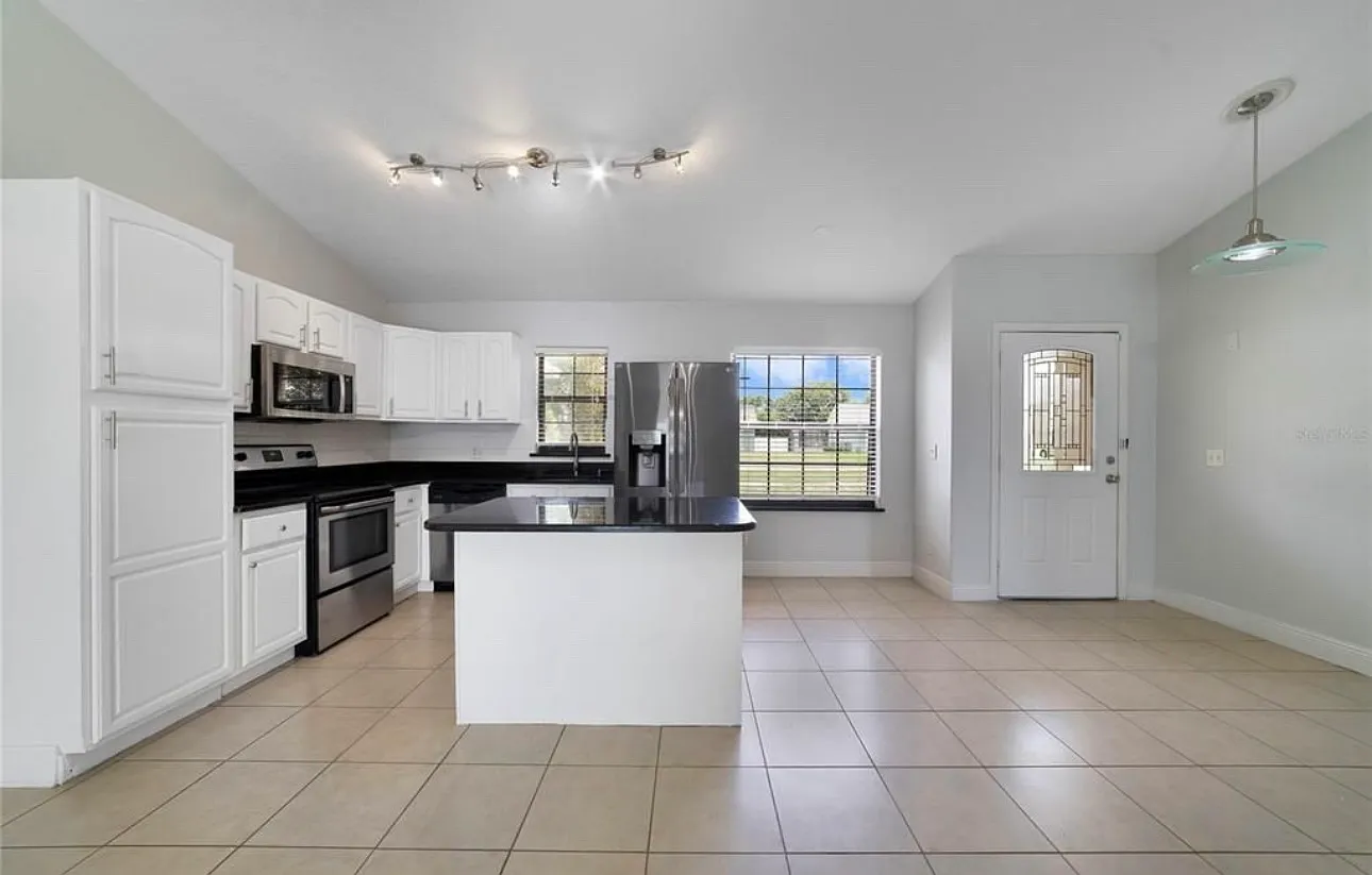 3 bed, 1282 sqft, $2,300 — Photo 3