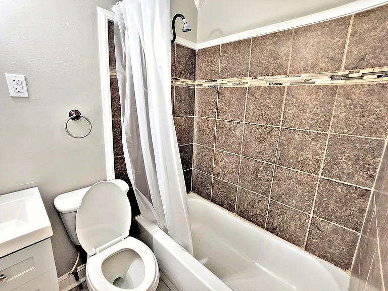 1504 Oakwood Ave NE — Photo 6