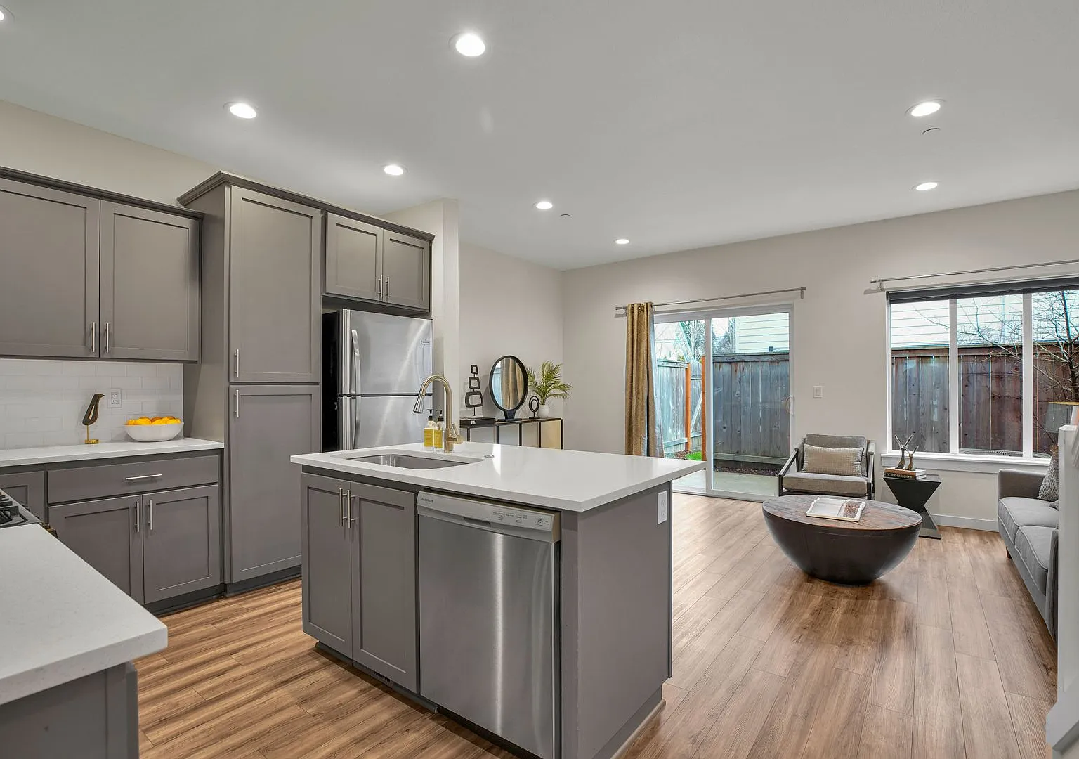 Modern 3 Bedroom End-Unit Townhouse with Stainless Steel Kitchen, Attached Garage & Patio — Photo 1
