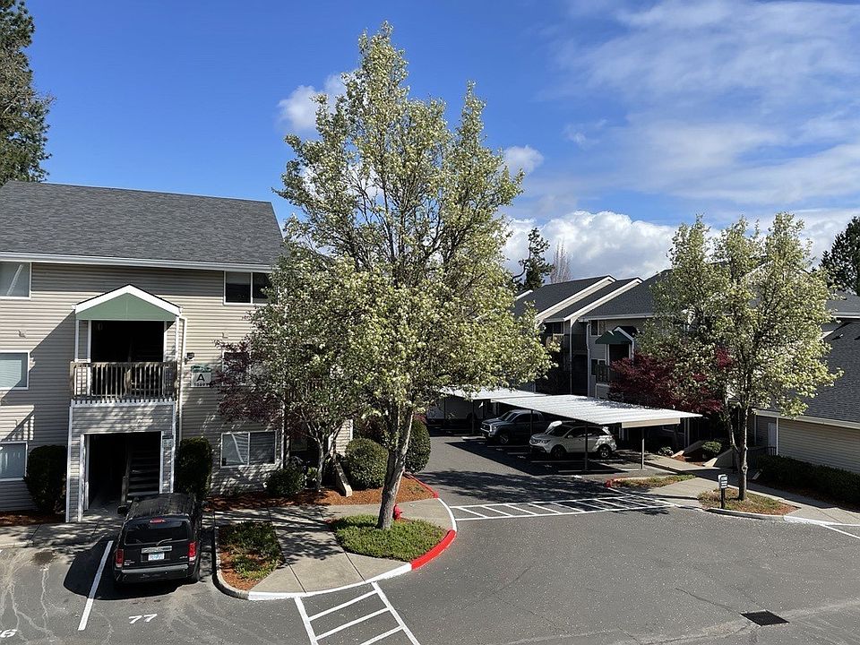 Cascade Woods Apartments Oregon parking lot