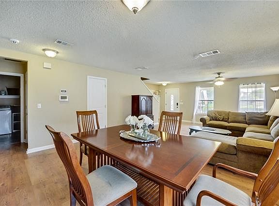3rd image of 932 Kings Cross Dr