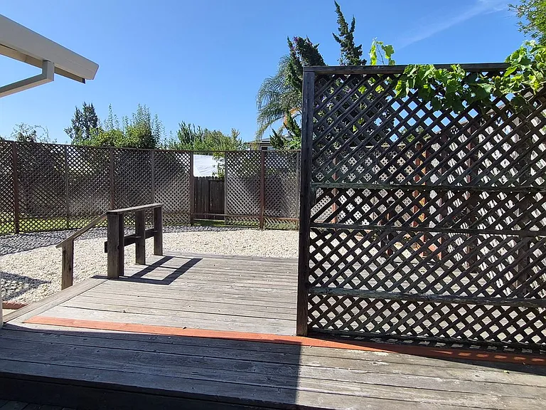 1121 Swallow Ln — Photo 29