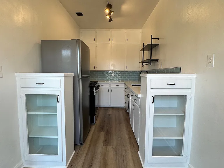 1121 E Chevy Chase Dr #11 — Photo 6