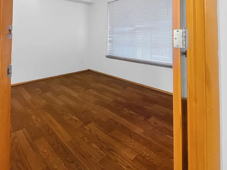 4245 8th Ave NE #B — Photo 3
