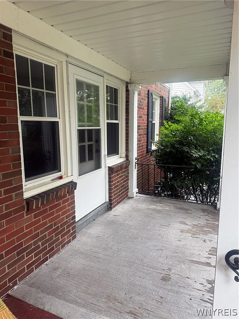 153 Park Dr — Photo 2