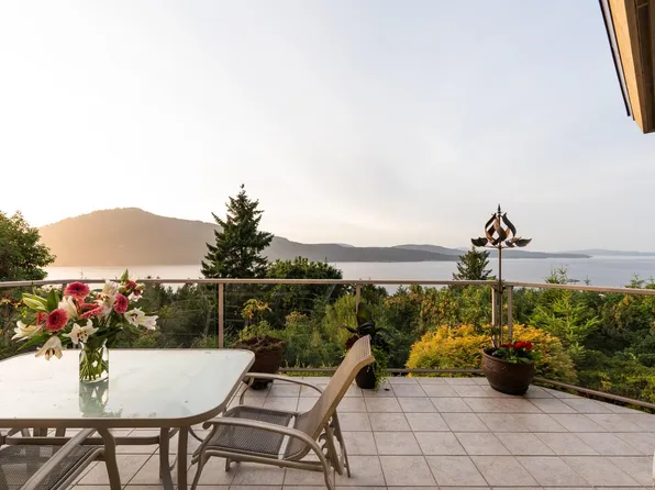 11406 Sycamore Dr, North Saanich, BC V8L 5J9