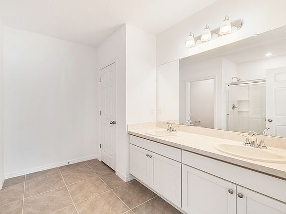 Owner s bath with dual sinks