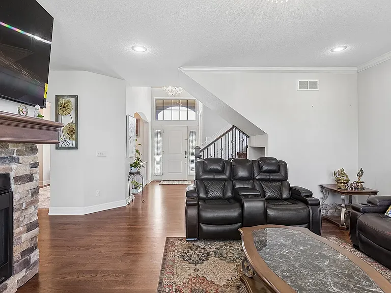 16324 Farley St — Photo 5