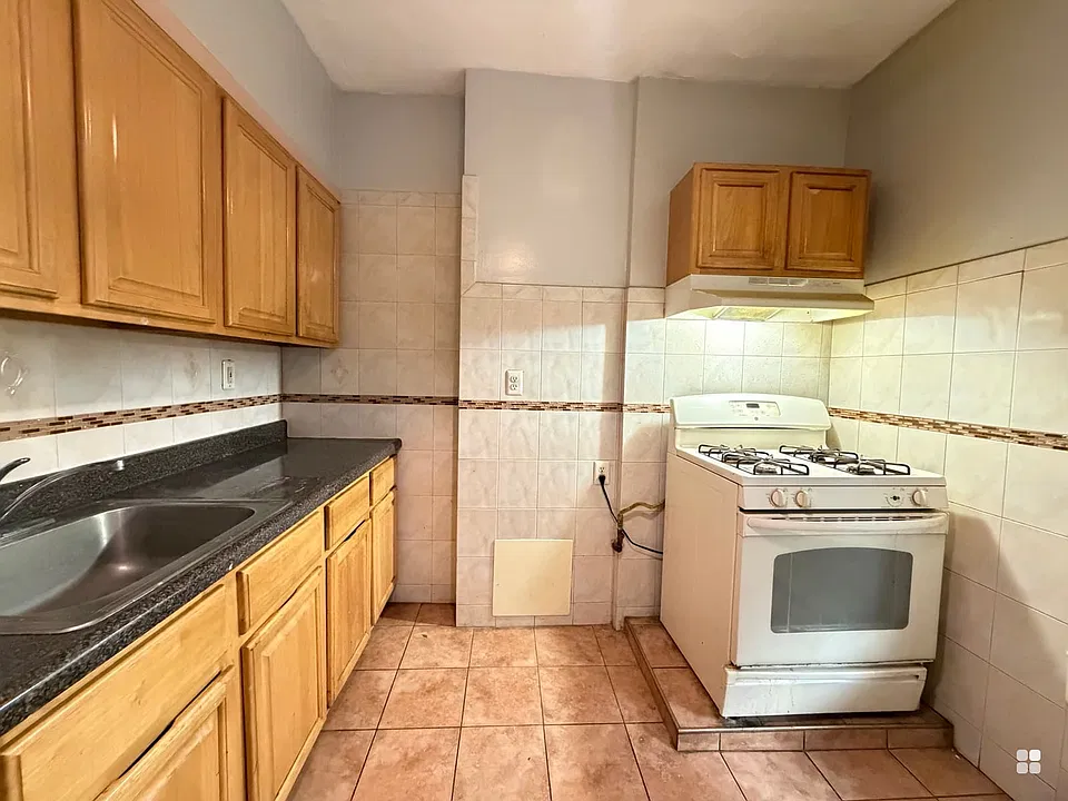 111 Baldwin Ave #1L