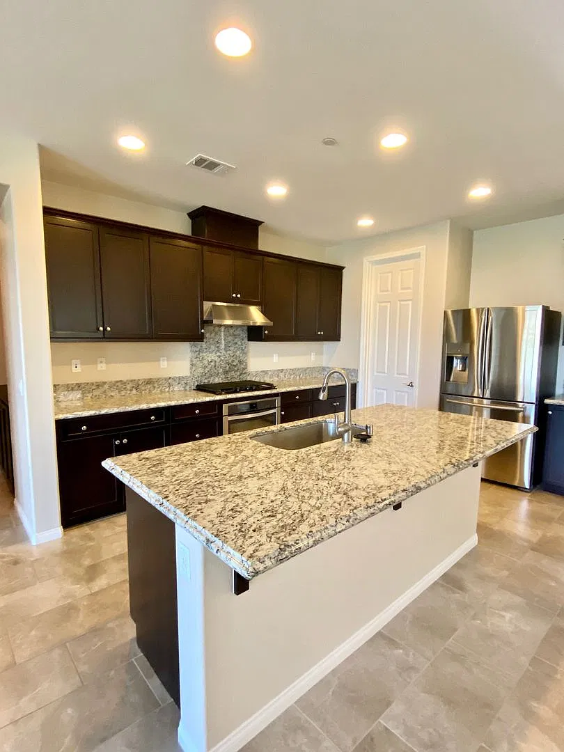 Beautiful newer 4 bedroom one story home in Riverside — Photo 4