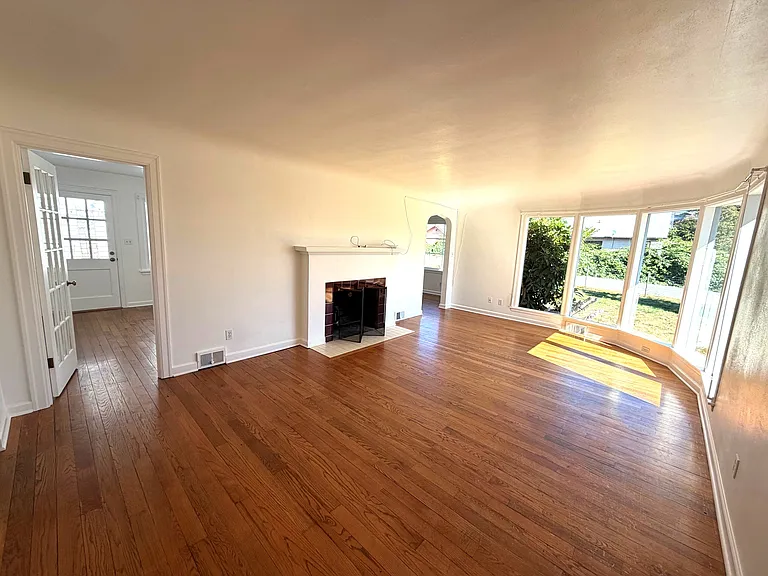 1802 Cedar St — Photo 2