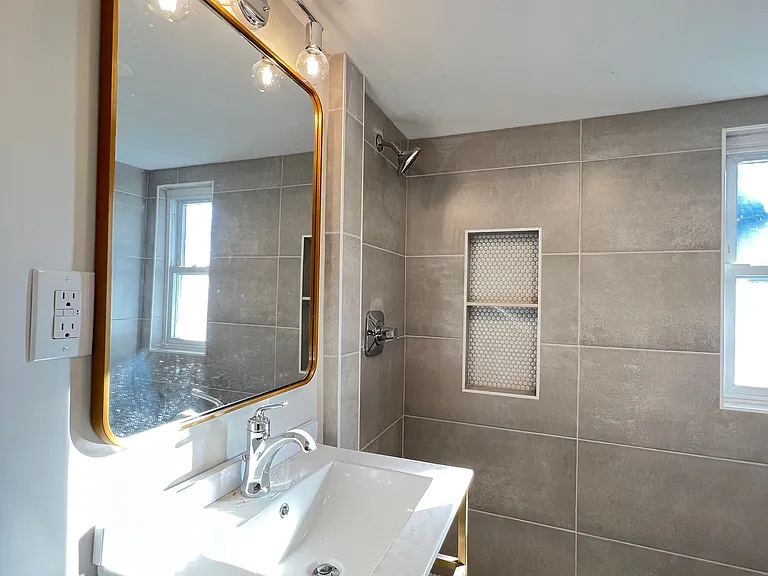 27 Barry St #2R — Photo 10