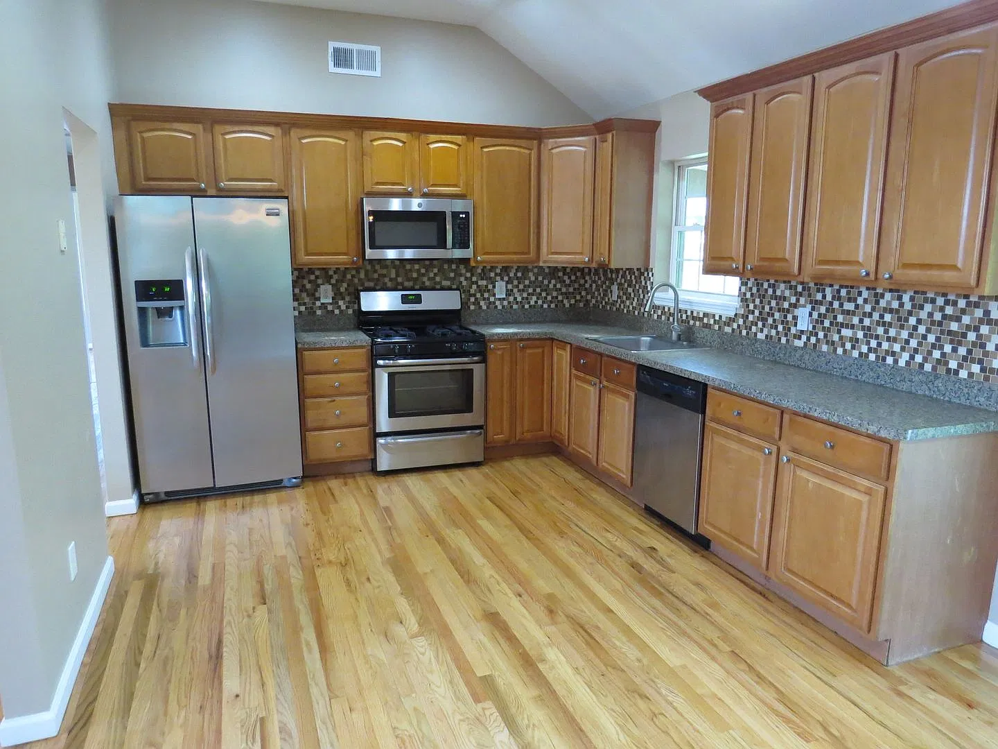 Super-Star Hi Ranch For Rent — Photo 2