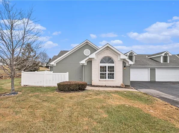 7101 Meadow View St, Shawnee, KS 66227