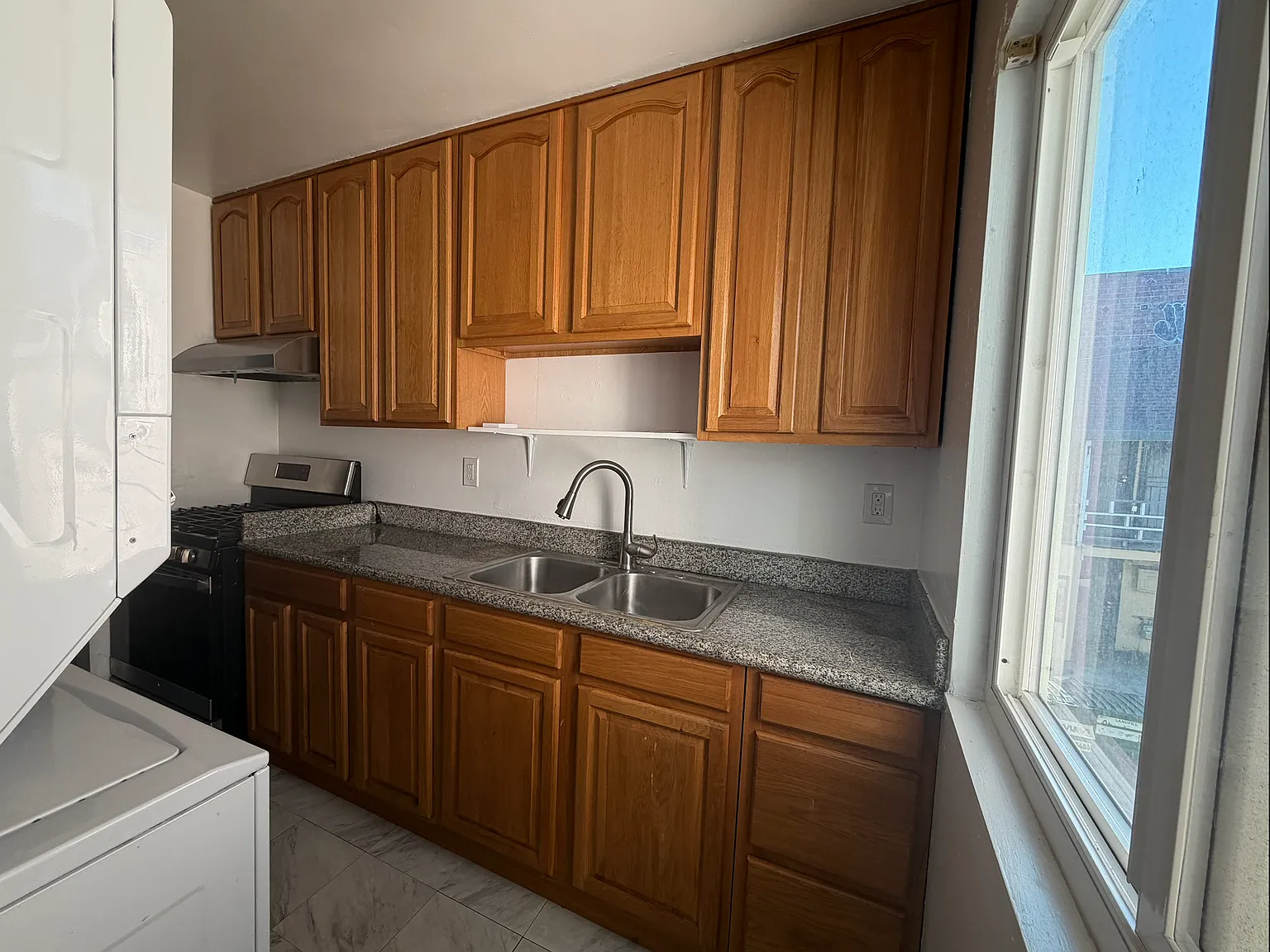 2 bed, 1.0 bath, 722 sqft, $2,450 — Photo 2