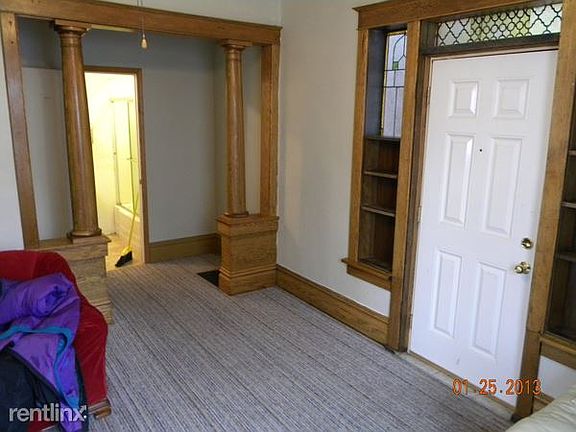 03. LIVING 710 KELLOGG #1