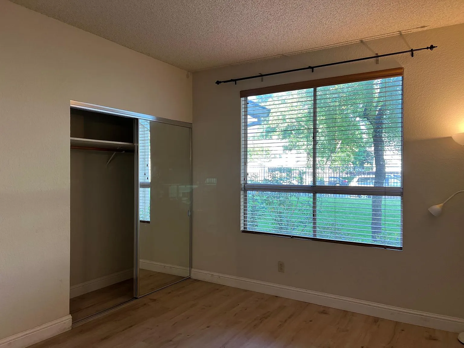 2 bed, 1000 sqft, $3,000 — Photo 4