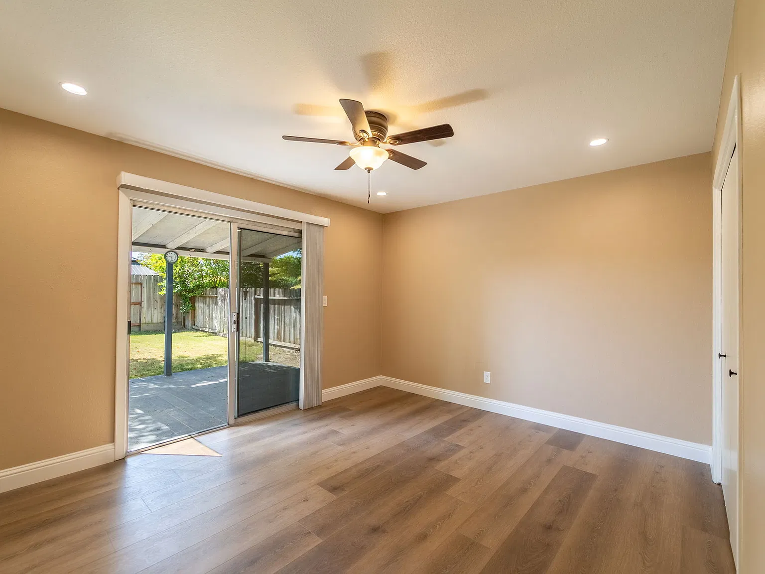 3 bed, 1000 sqft, $2,100 — Photo 3