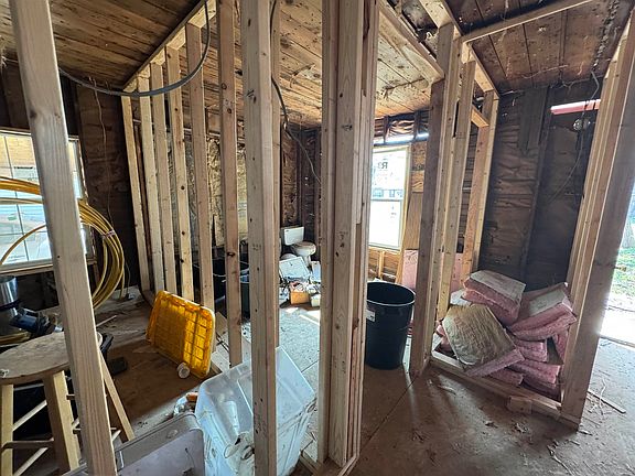 5th image of 409 W Chickasaw St