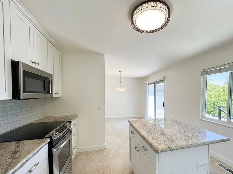 1608 Poplar Dr — Photo 10