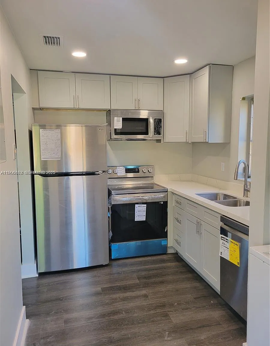 2 bed, 1000 sqft, $2,000 — Photo 3