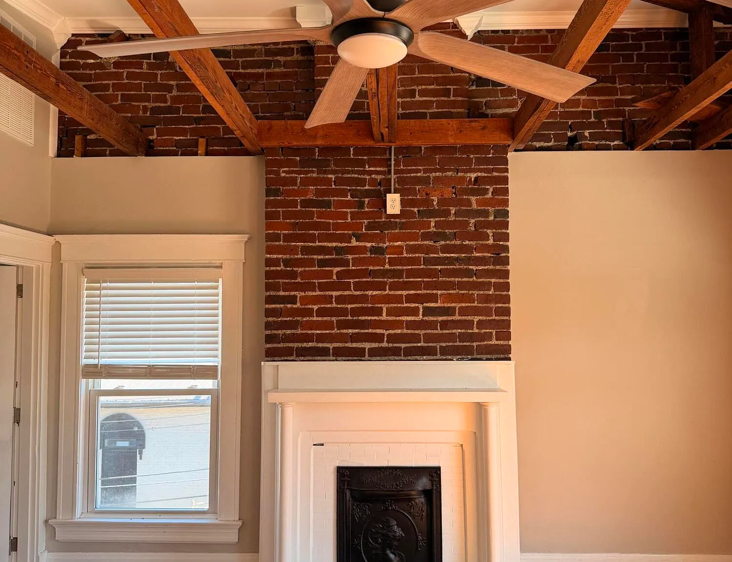 2 bed, 1.0 bath, 3600 sqft, $2,100 — Photo 3