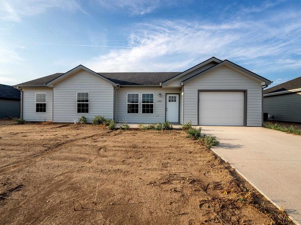 1207 Nautical Dr, Salina, KS 67401