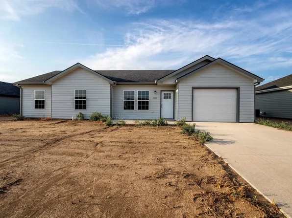 1207 Nautical Dr, Salina, KS 67401