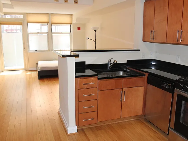 915 E St NW #101 — Photo 5