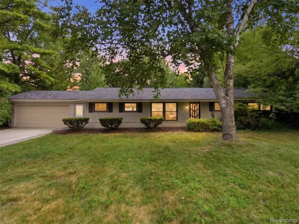 5303 W Briarcliff Knoll Dr, West Bloomfield, MI 48322