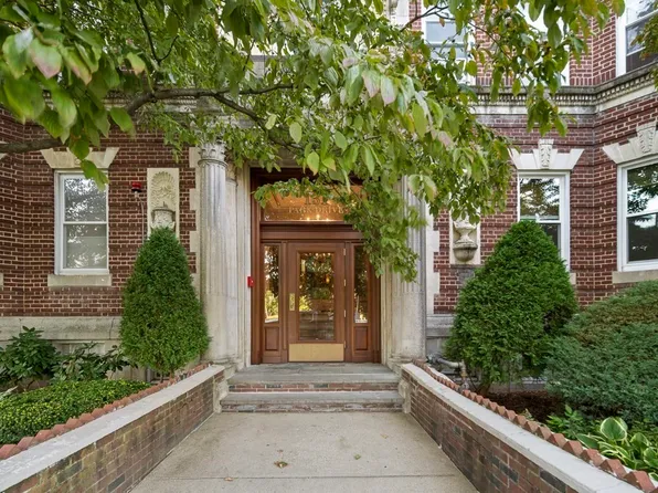 131 Park Dr APT 36, Boston, MA 02215