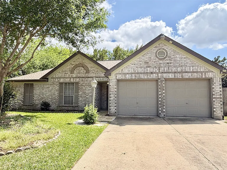 17407 Chamberlain Dr — Photo 1