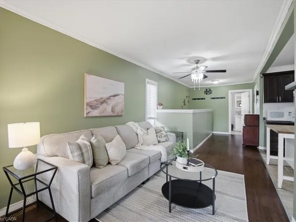22 Delena Ave N, Hamilton, ON L8H 6B4