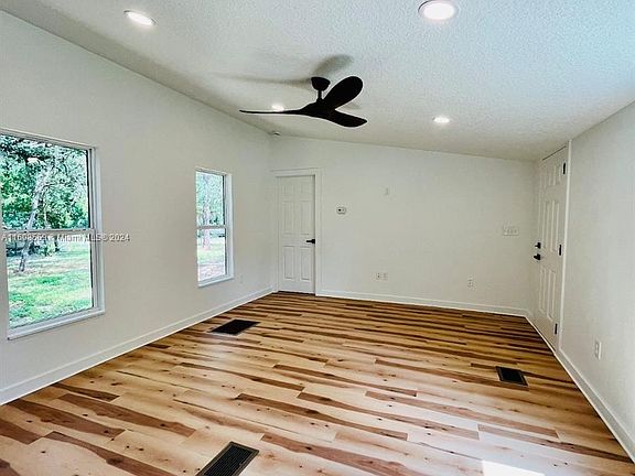 5th image of 725 N Griffith Ave
