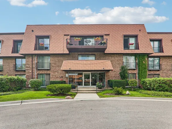 3950 Dundee Rd #203, Northbrook, IL 60062