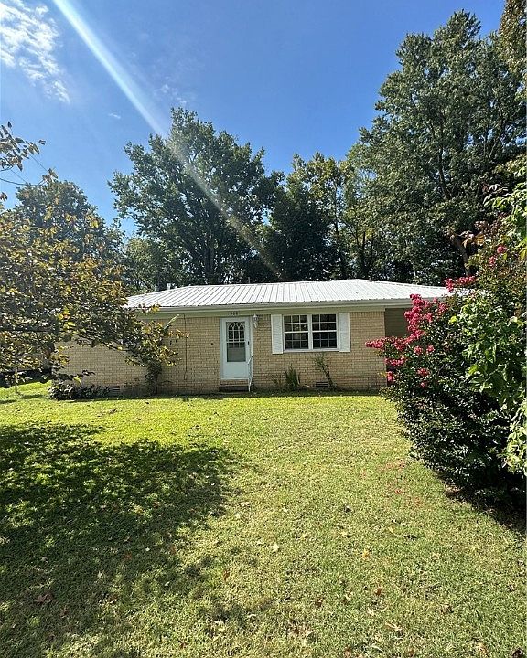 1st image of 900 Sycamore Dr