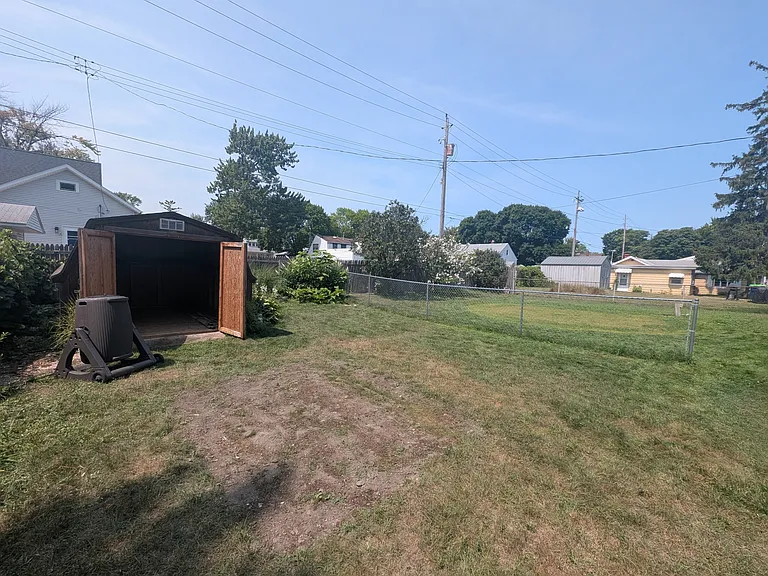 Backyard / Tool shed / Compost bin