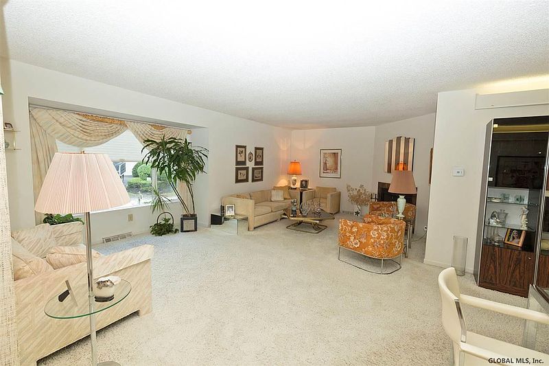 3rd image of 36 LOUDONWOOD EAST Drive