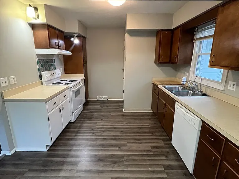 728 Meadowview Ln — Photo 13