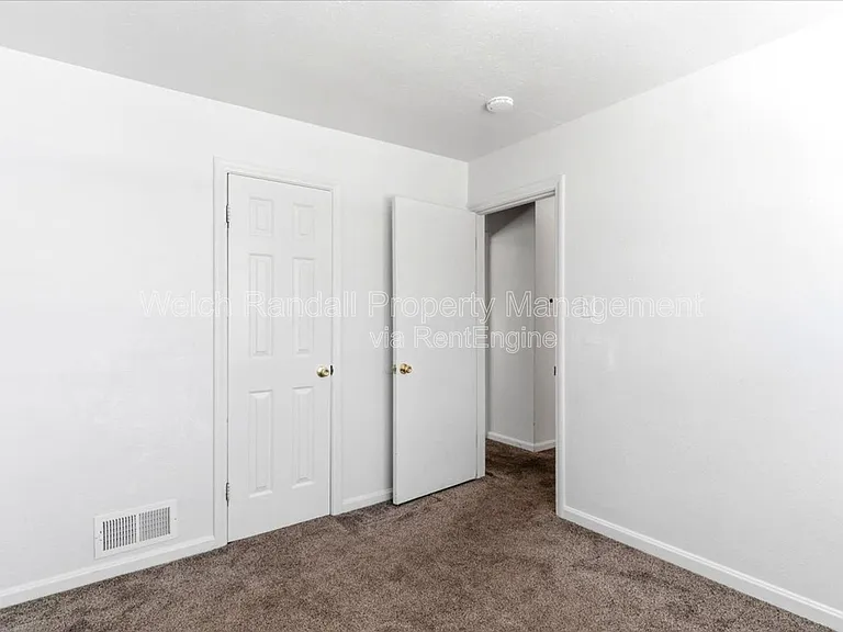 2709 Gramercy Ave #B — Photo 16
