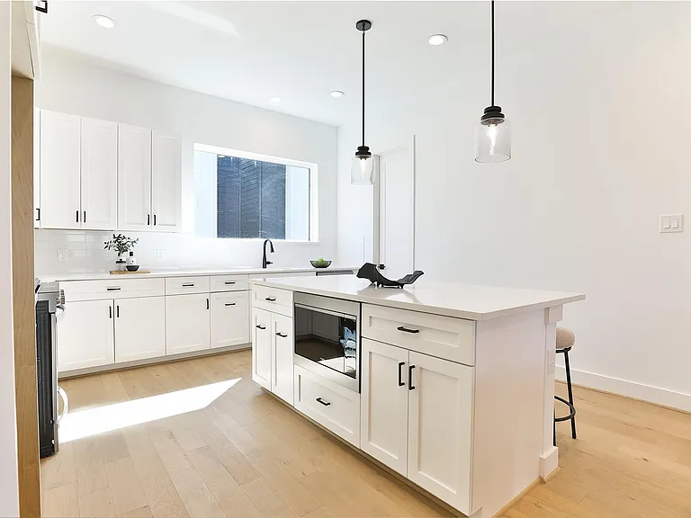 1020 W 15th 1/2 St #B — Photo 13